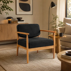 כורסת אירוח מעוצבת דגם URBAN WOOD – דמוי עור שחור ושלד עץ טבעי