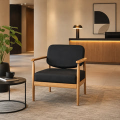 כורסת אירוח מעוצבת דגם URBAN WOOD – דמוי עור שחור ושלד עץ טבעי