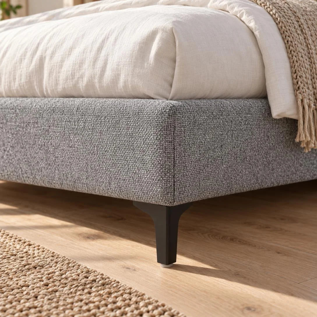 תקריב פינת בסיס SOFT BASE, בד אריג אפור ורגל זווית שחורה