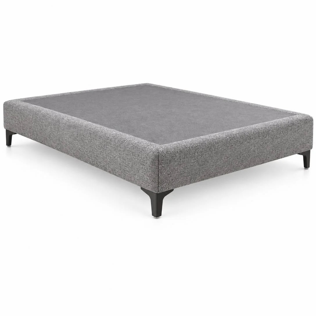 בסיס מיטה מרופד SOFT BASE בלי מזרן על רקע לבן, בד אריג אפור ורגלי זווית שחורות